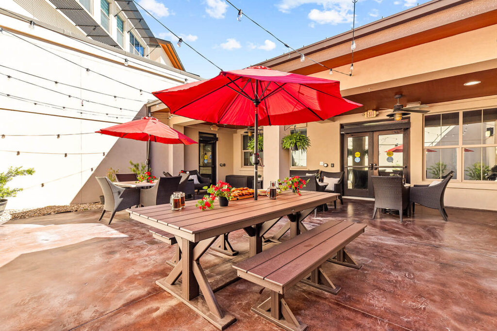 Elan Westpointe patio and courtyard